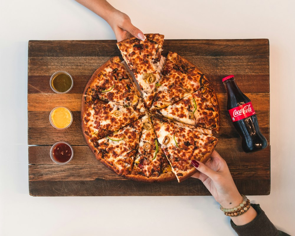 Pizza consegnata a domicilio con bibite